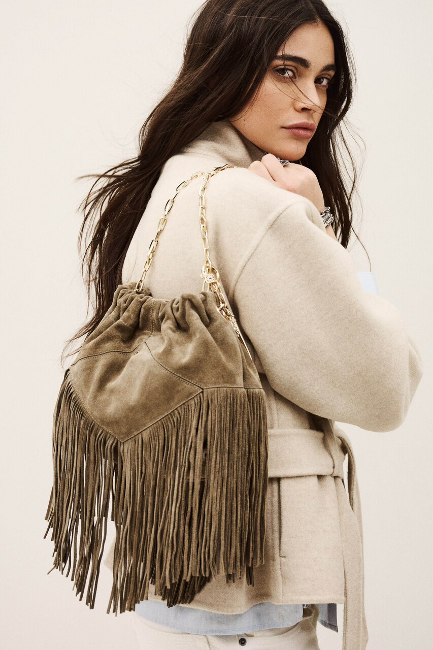 Los bolsos que son tendencia esta primavera vistos en las ‘Fashion Weeks 2026’: artesanía y flecos