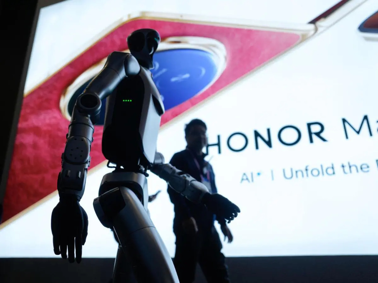 El robot que ha saludado al Rey Felipe VI en el MWC 2026 cuesta 13.000 € y hace tareas domésticas