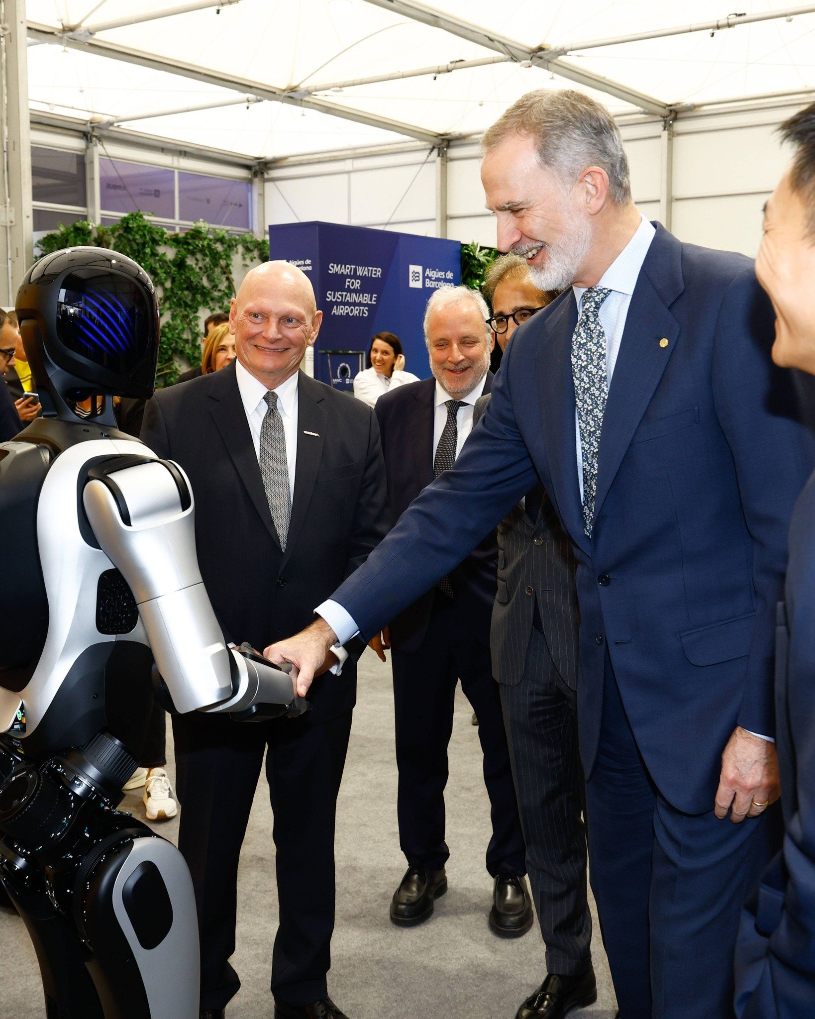 El robot que ha saludado al Rey Felipe VI en el MWC 2026 cuesta 13.000 € y hace tareas domésticas
