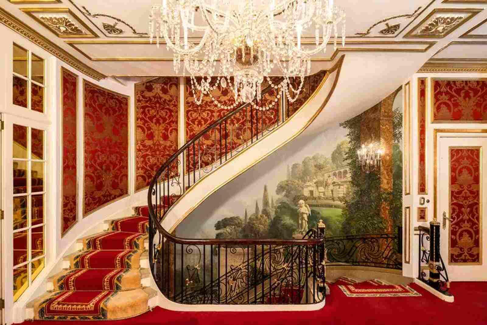 Escalinata de la casa de Ivana Trump
