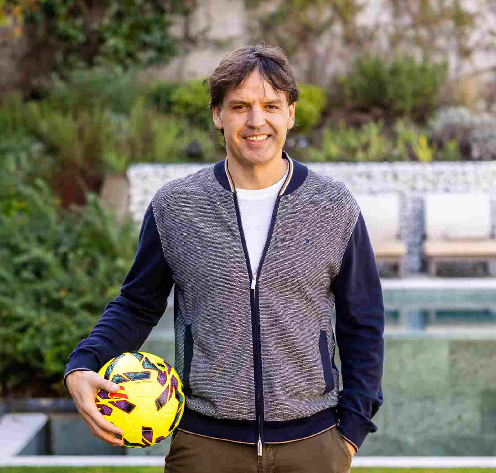 Fernando Morientes posando con un balón en su casa