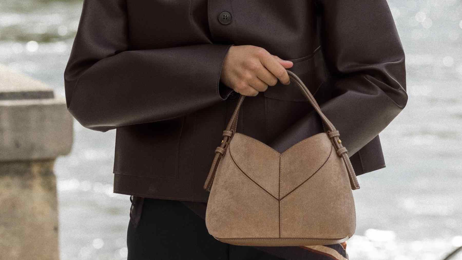 Acaba de llegar a Zara el bolso tipo Loewe ‘Puzzle’ que convierte un look de primavera en alta costura