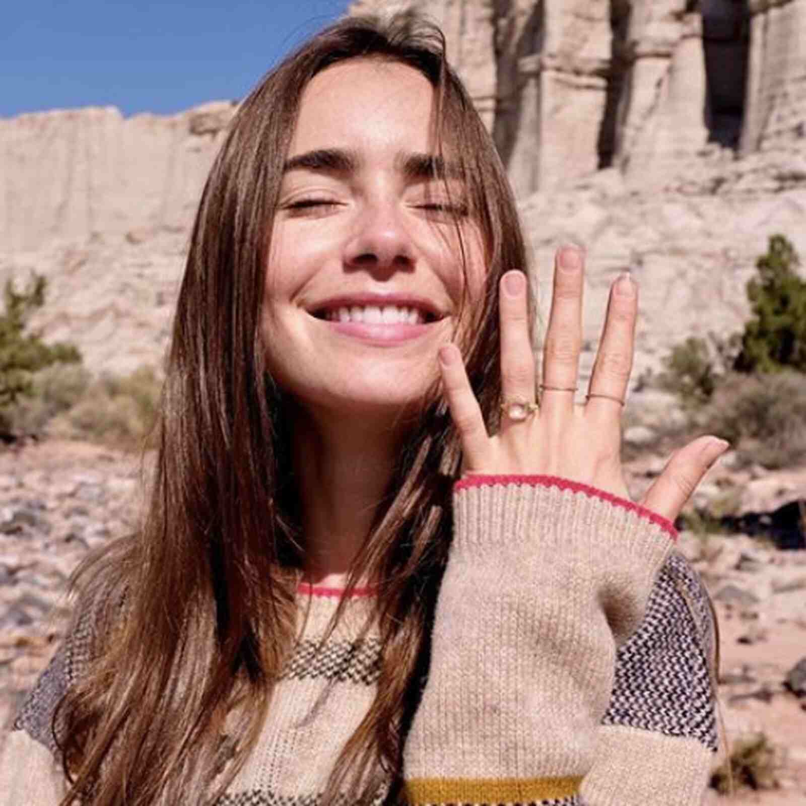 Lily Collins con su anillo de compromiso
