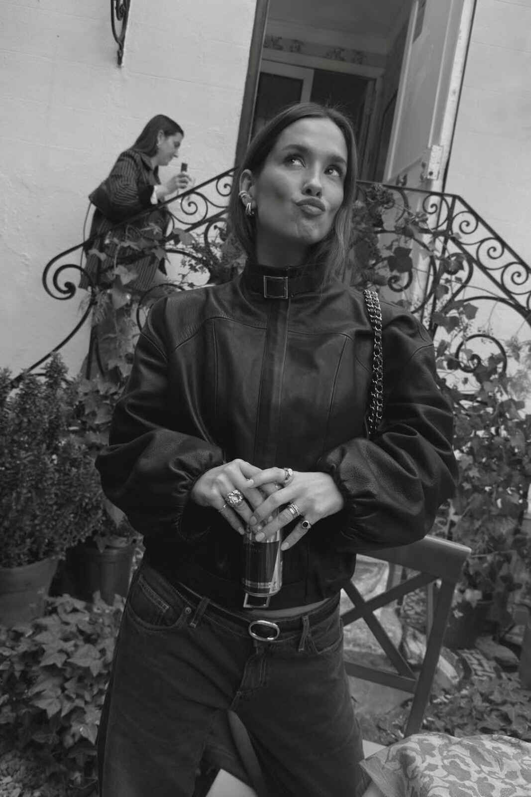 María Pombo posando con la chaqueta de piel 