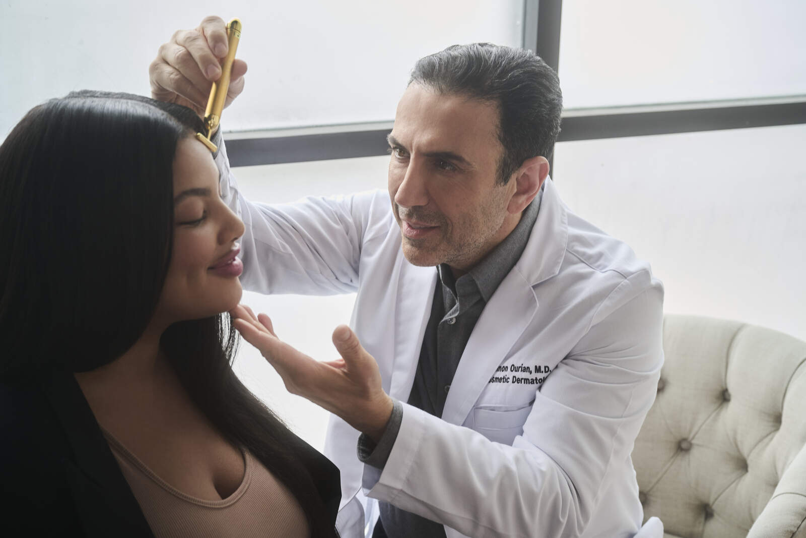 Simon Ourian tratando a una clienta en Beverly Hills, premios Oscar