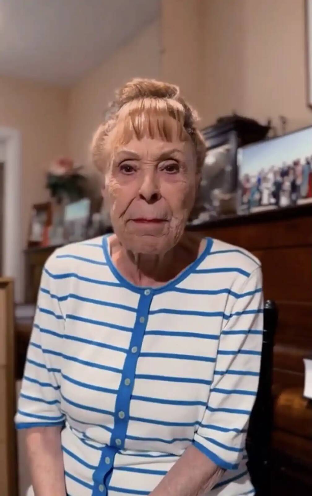 La actriz posando en su casa con recuerdos