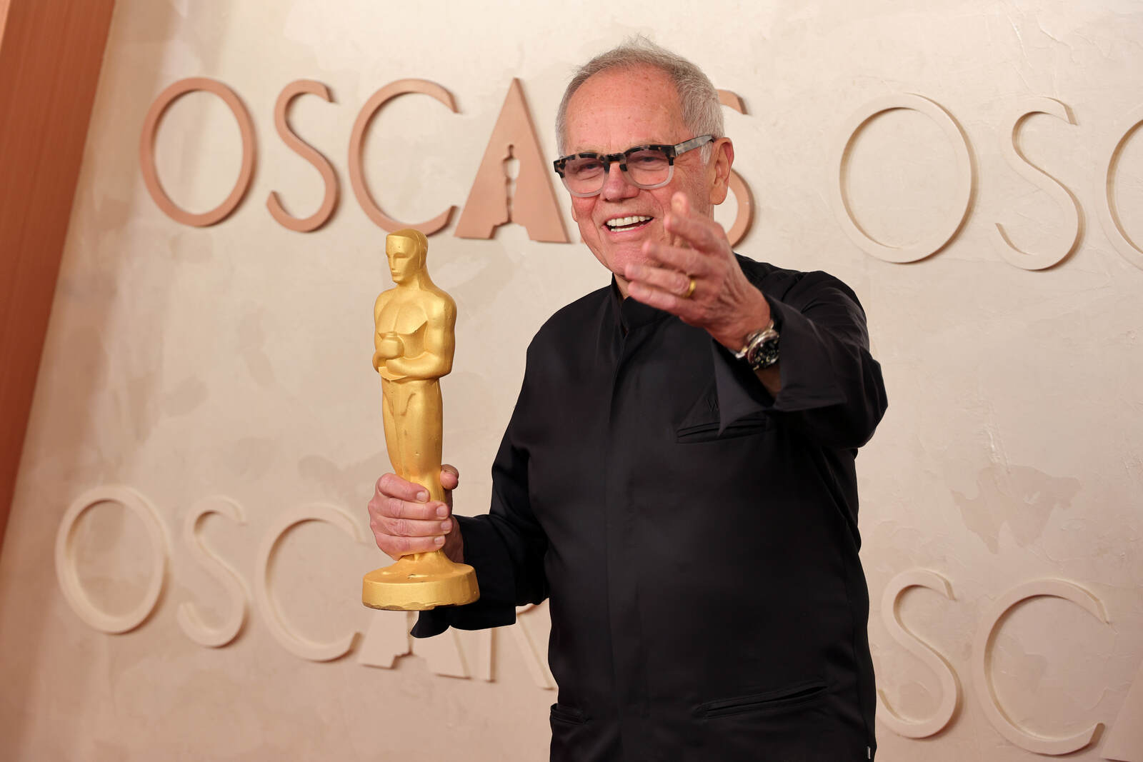 El chef Wolfgang Pack posando con un Oscar