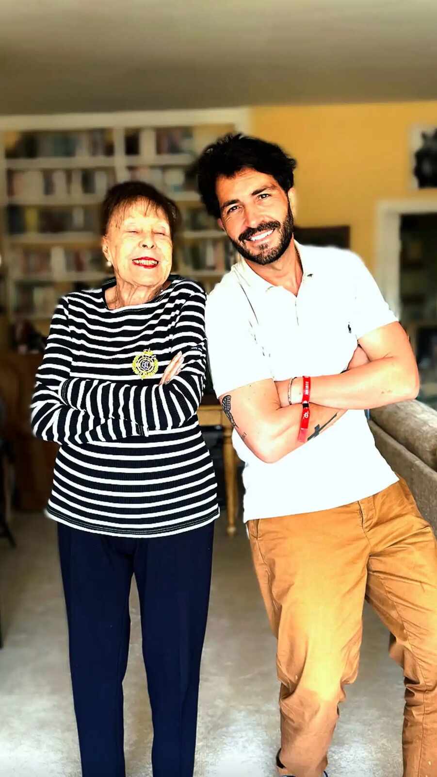 Gemma Cuervo posando en su casa