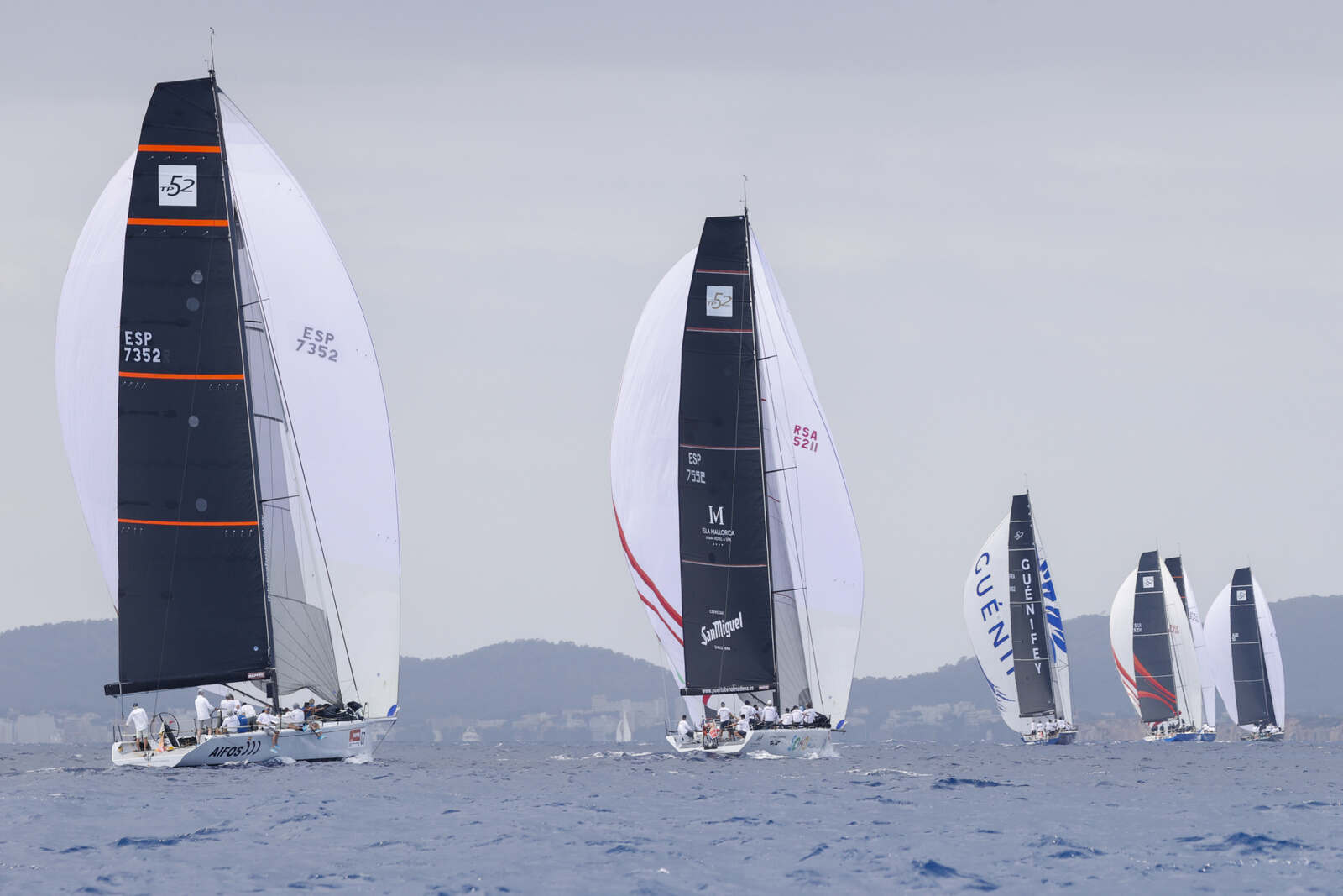 Veleros compitiendo en Mallorca