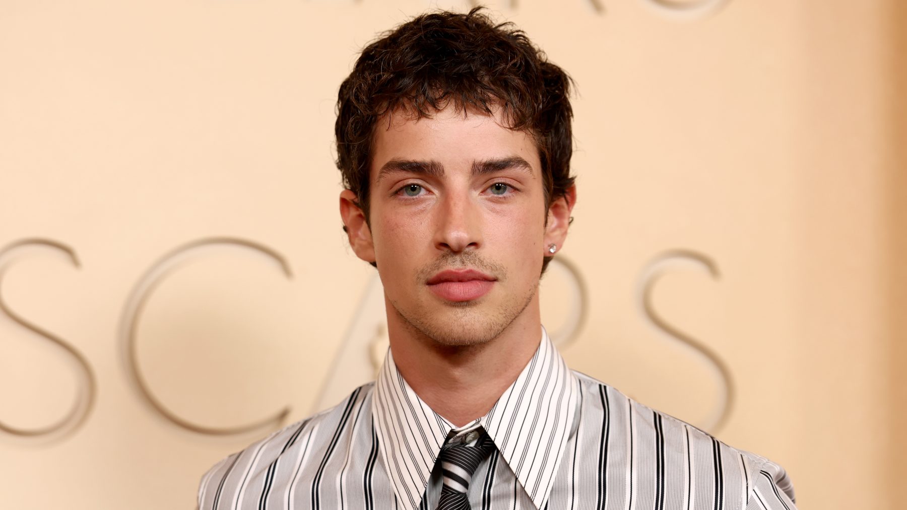 El debut de Manu Ríos en los Oscar 2026 vestido de Saint Laurent: ¿Por qué ha ido a la gala?