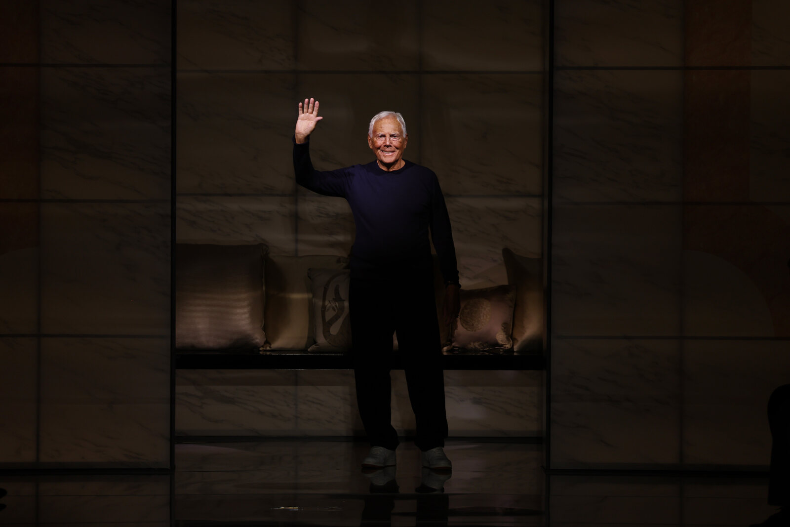 Giorgio Armani saludando al terminar un desfile
