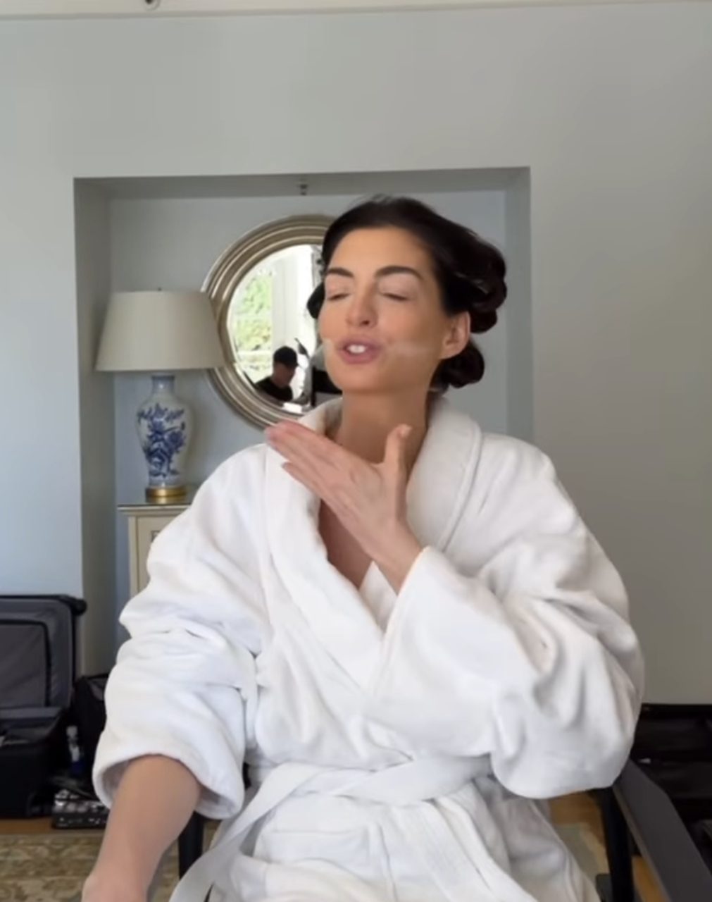 El ‘lifting’ casero de Anne Hathaway en los Oscar con dos mechones, al estilo Carmen Sevilla: así se hace