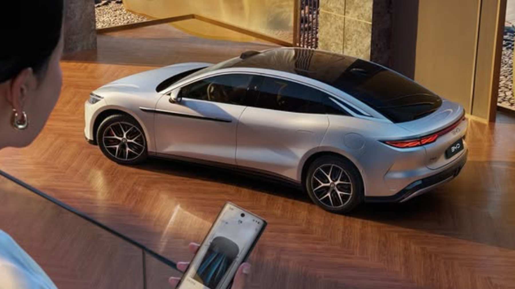 El coche eléctrico que se carga en cinco minutos ya existe, pero en España aún no estamos preparados...