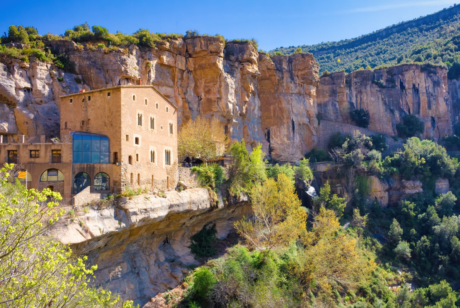 El monasterio de Barcelona que desafía la gravedad: oculto entre cascadas y colgado de un acantilado