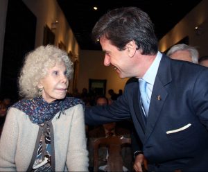 La Duquesa de Alba con su hijo Cayetano Martínez de Irujo.