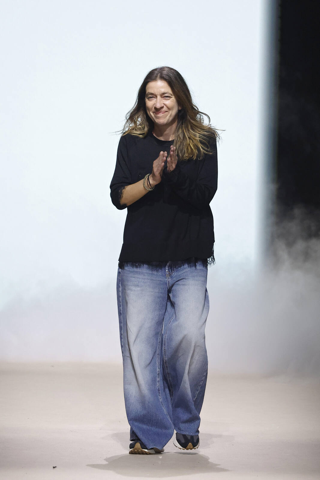 La diseñadora saludando