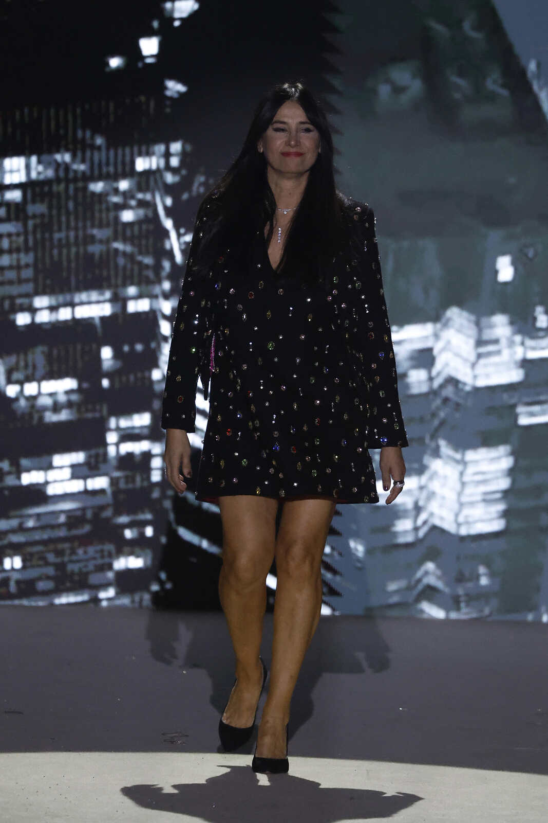 Odette saludando al final del desfile