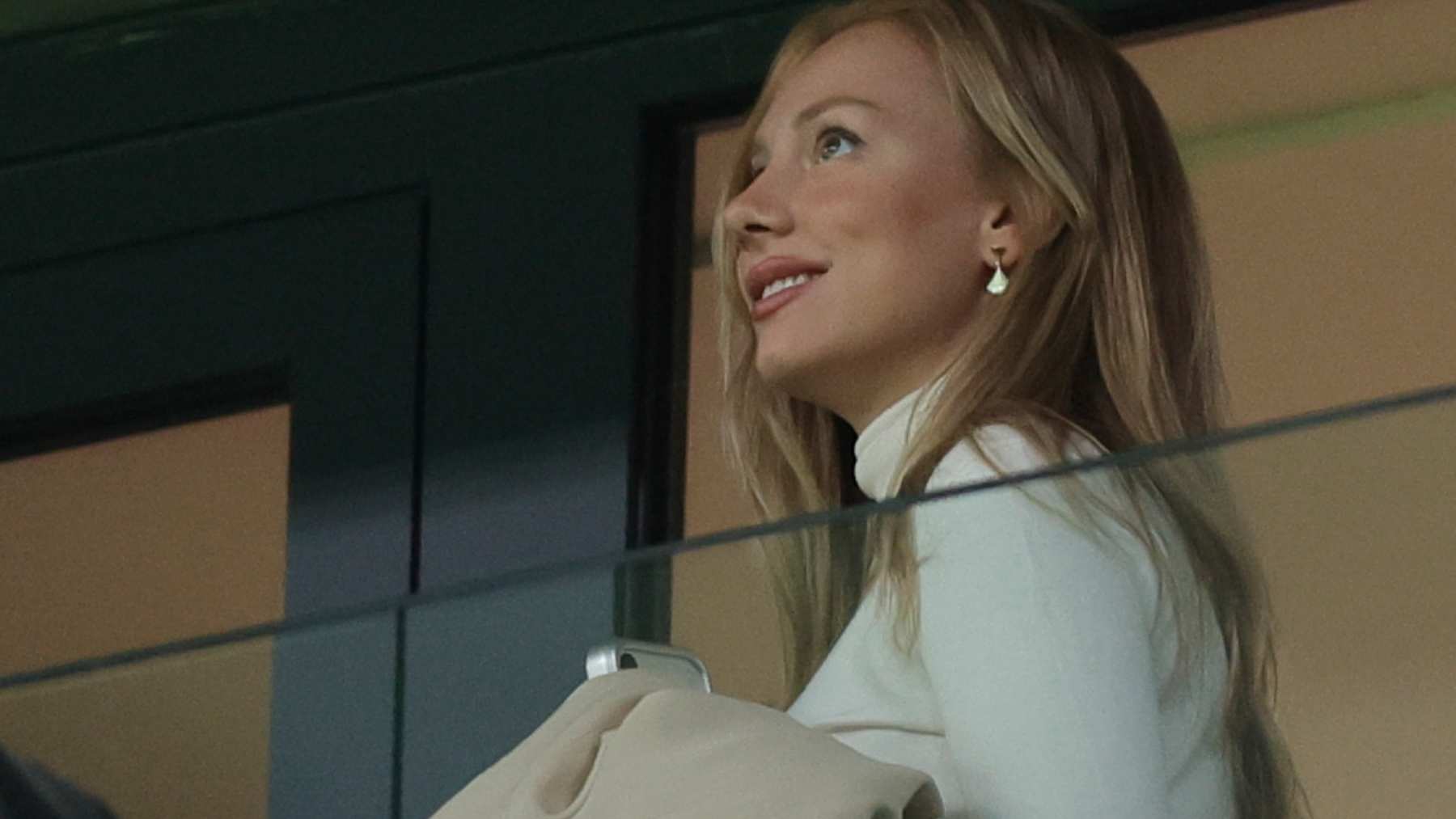 Ester Expósito y el código del blanco en el Bernabéu: el mensaje detrás de su look