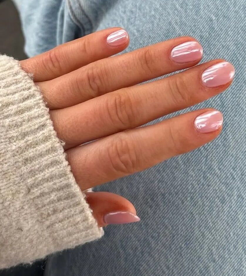 Adiós a la manicura francesa: las uñas ‘rose water’ chrome reinventan el clásico rosa según Margot Robbie