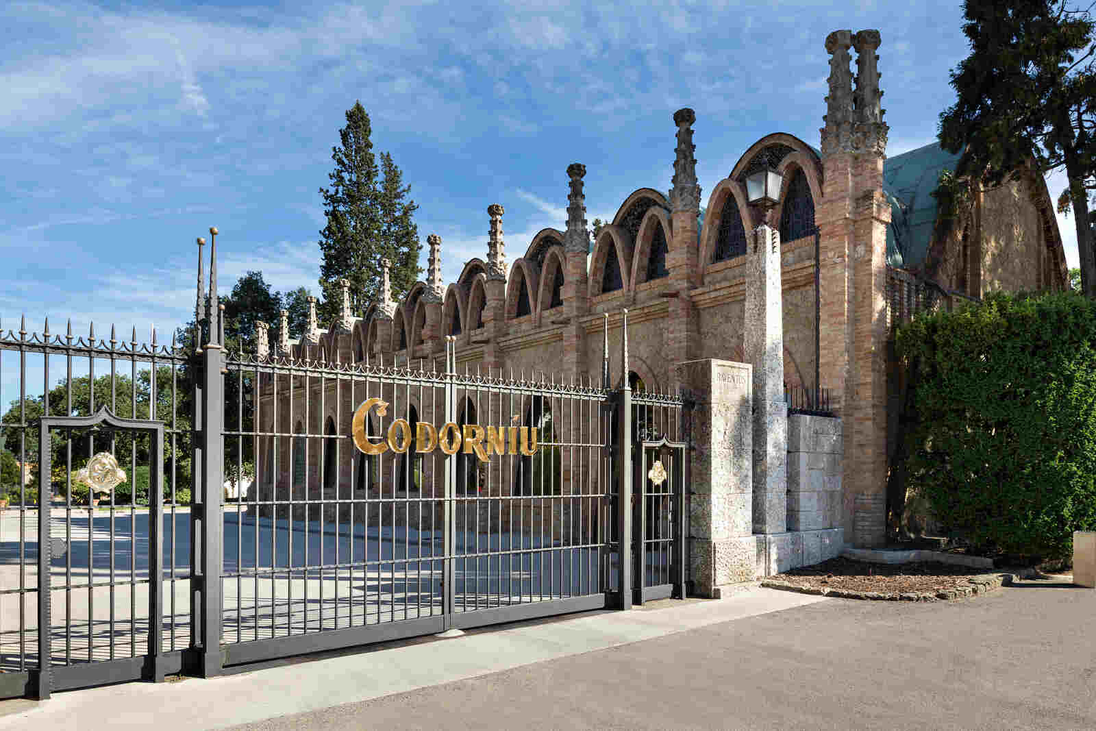 Entrada de la bodega de Codorníu