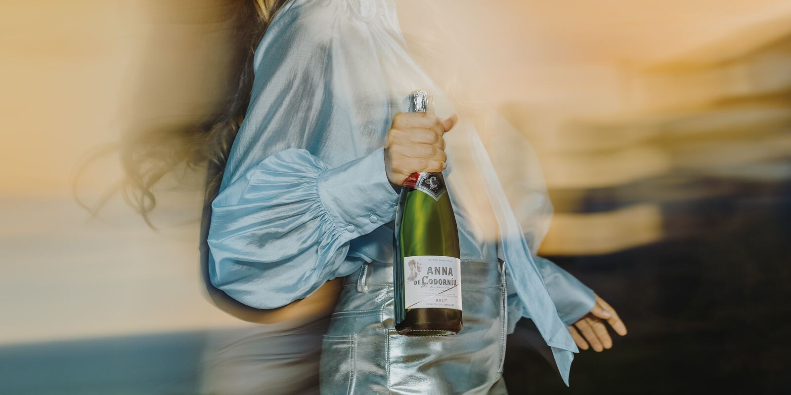 Modelo con una botella de Codorníu