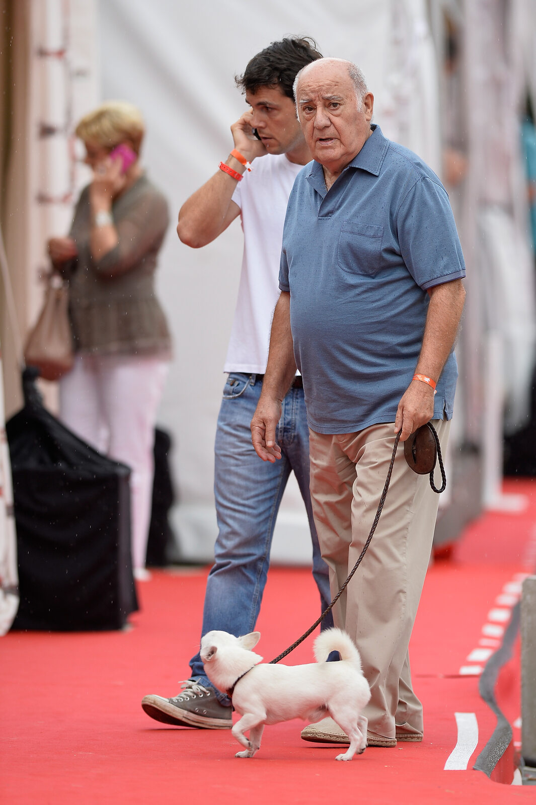 Amancio Ortega paseando