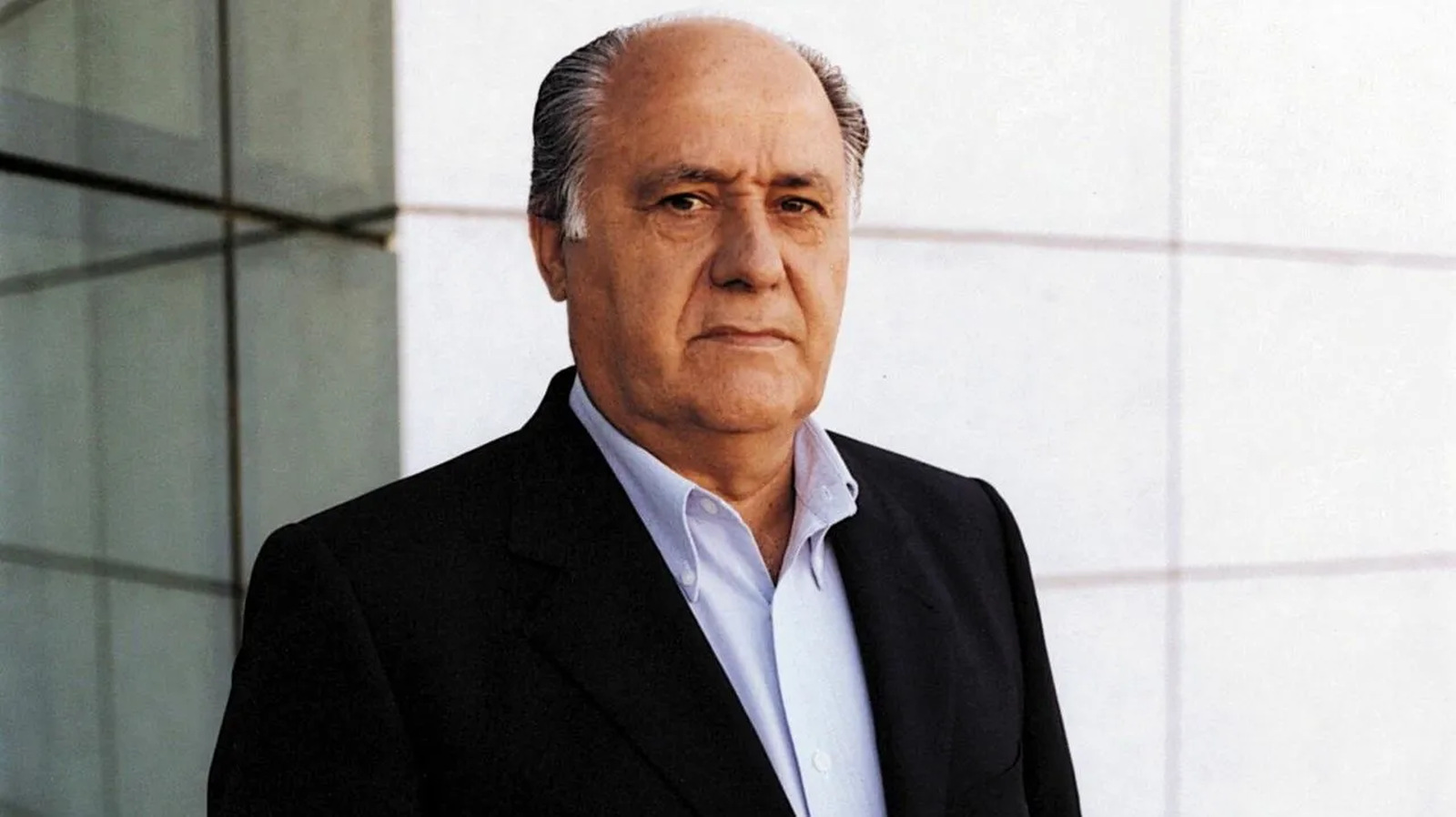 Amancio Ortega posando