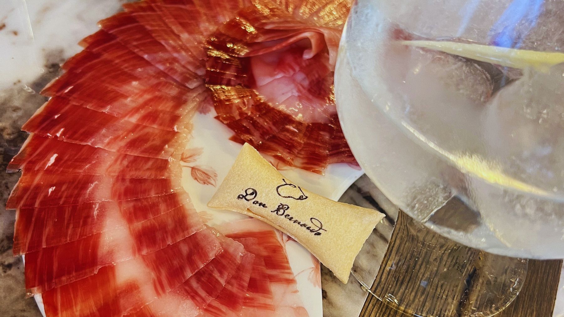 La nueva vinoteca de Chamberí que está revolucionando el tardeo madrileño: vino, cócteles y jamón ibérico