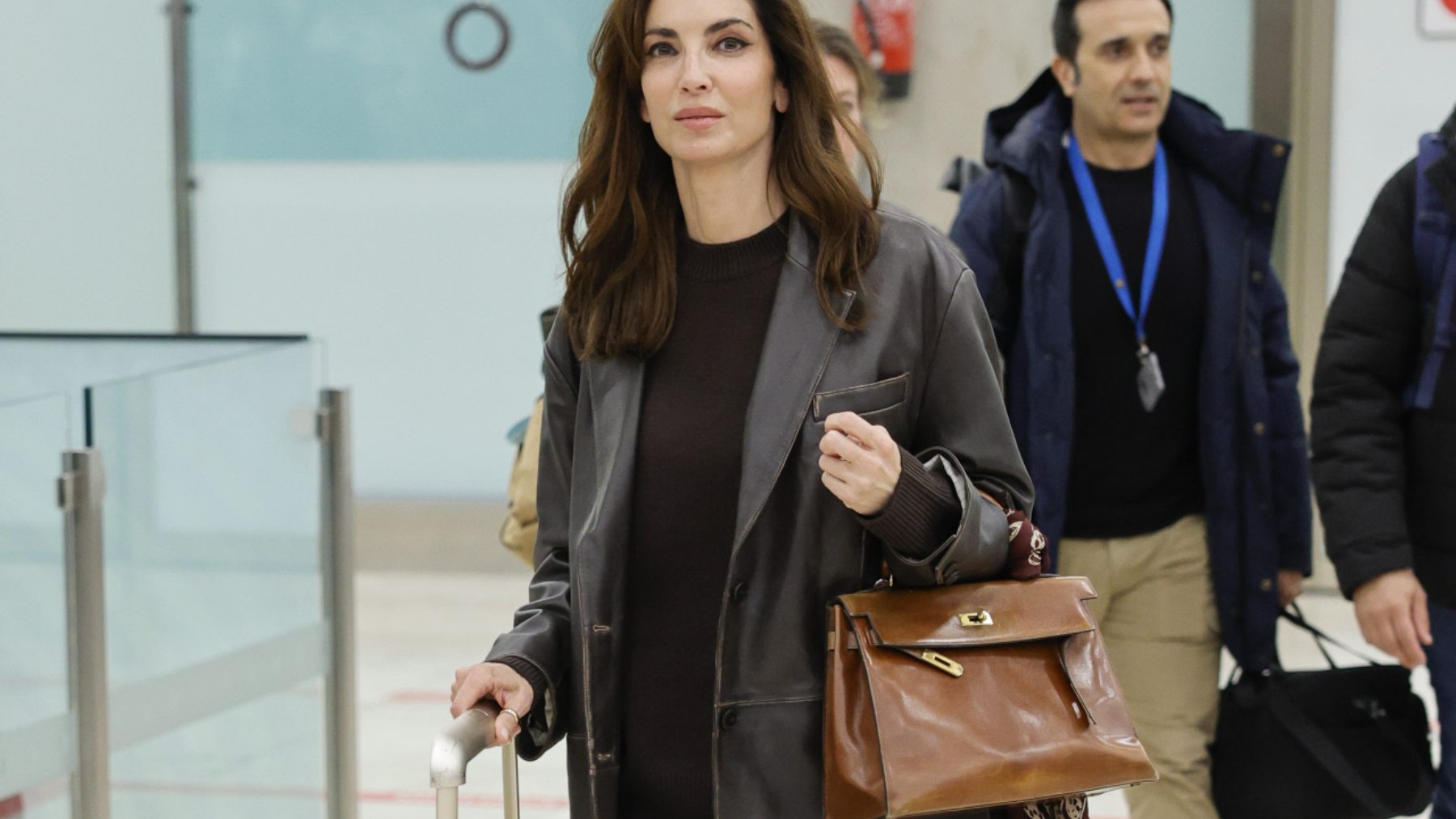 Los looks de aeropuerto que están revolucionando el estilo: así visten las mujeres más elegantes incluso al viajar