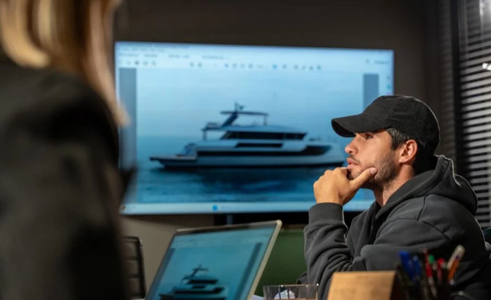 Carlos Alcaraz decidiendo su diseño