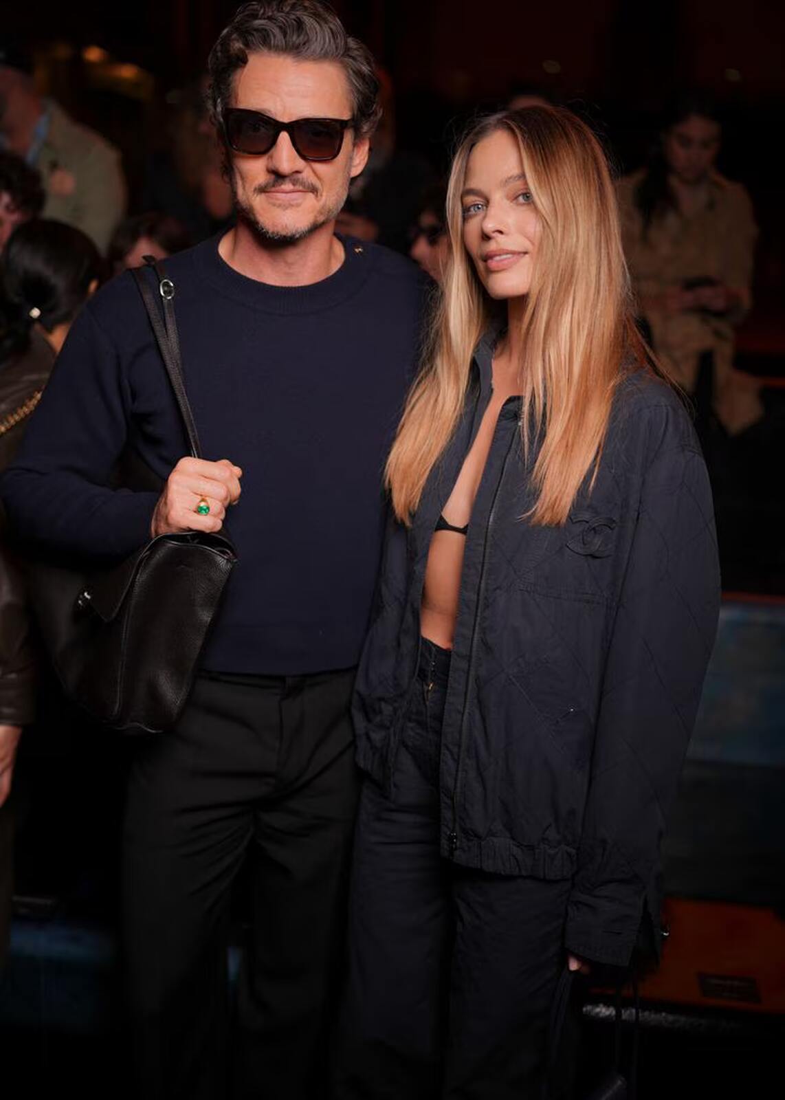 Pedro Pascal y Margot Robbie posando en Chanel