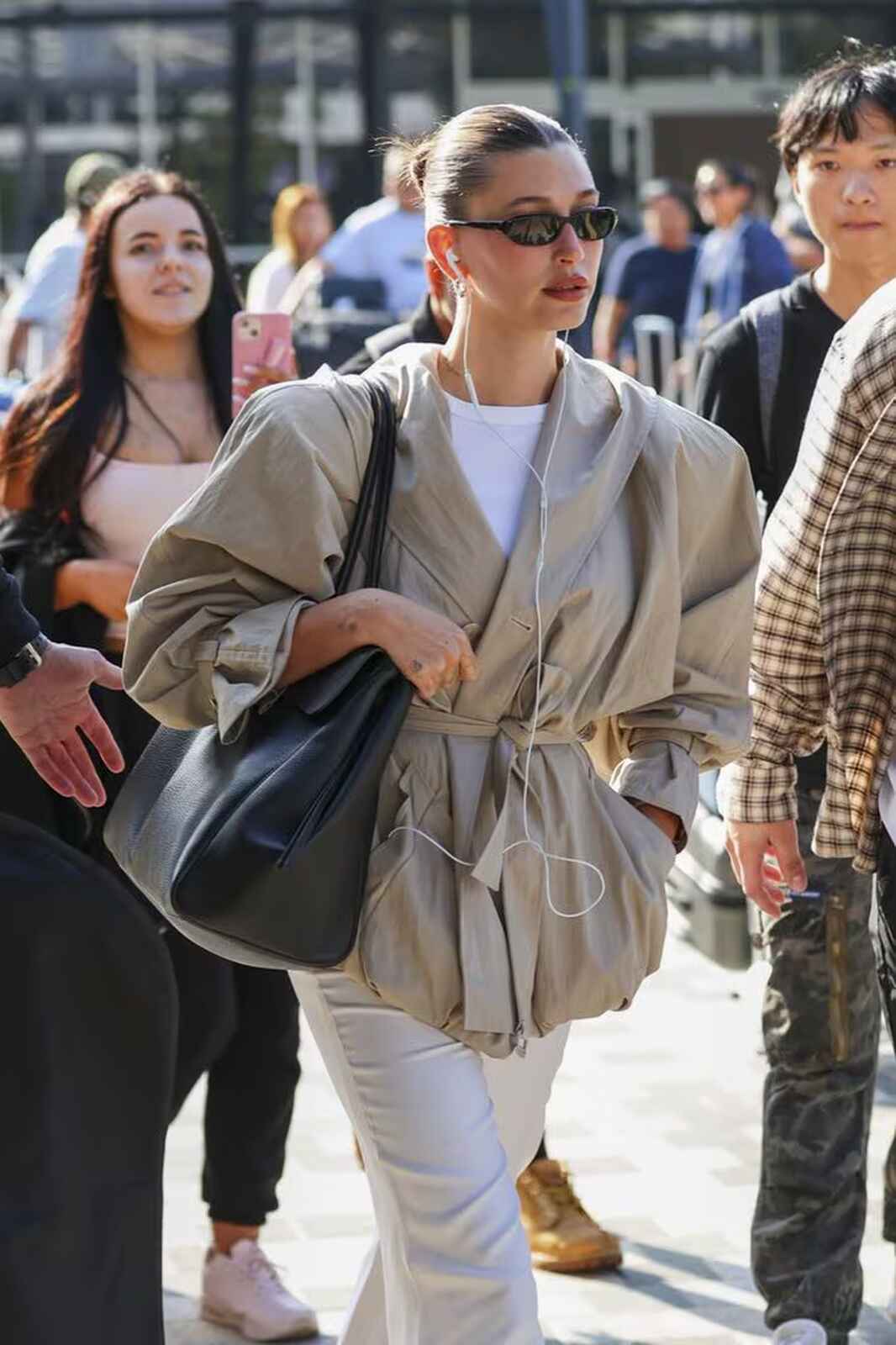 Hailey Bieber con el bolso de Chanel