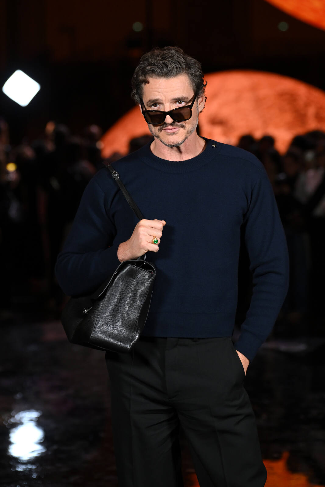 Pedro Pascal en el desfile de Chanel