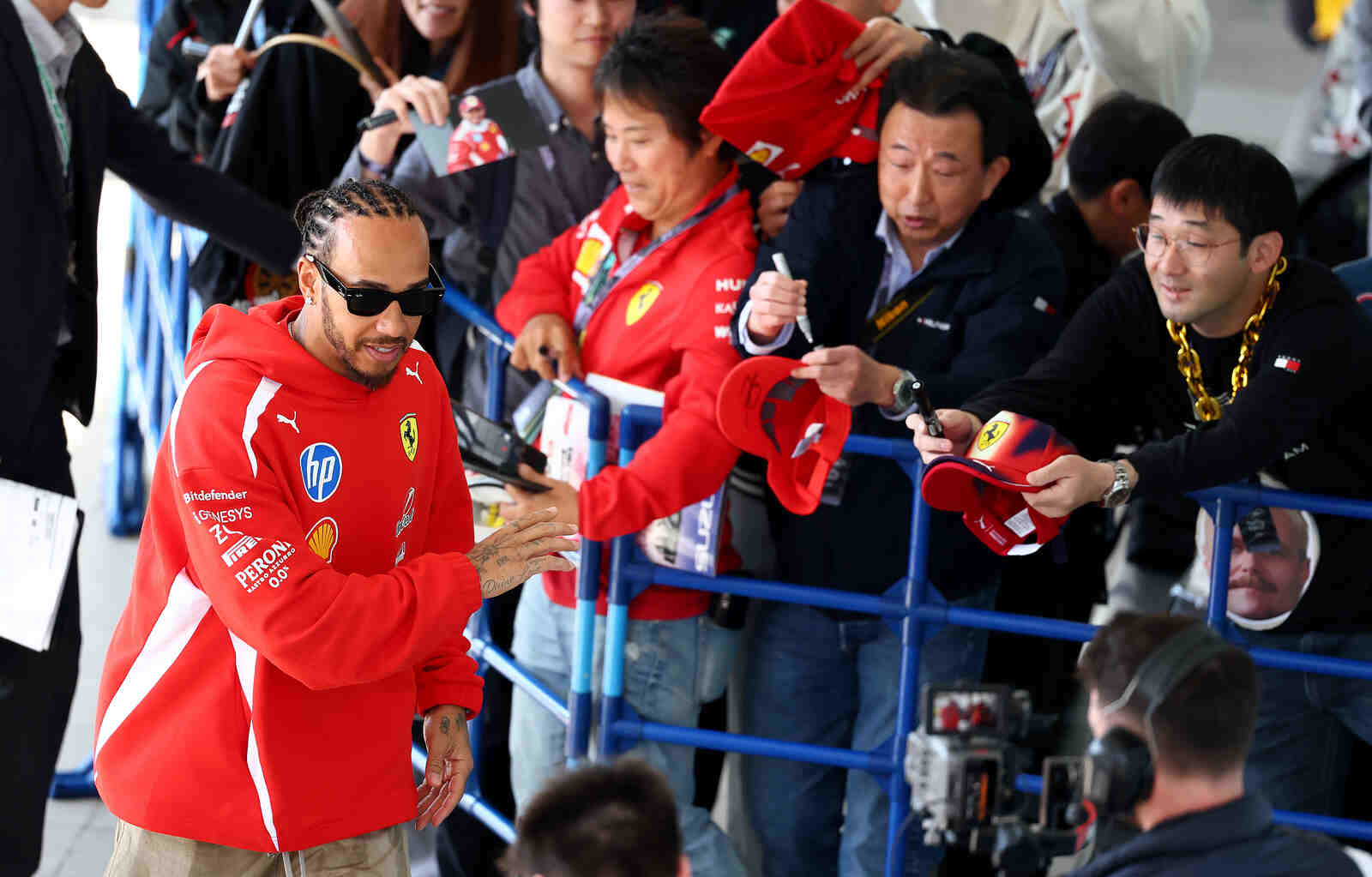 Lewis Hamilton saludando en el Gran Premio de Japón