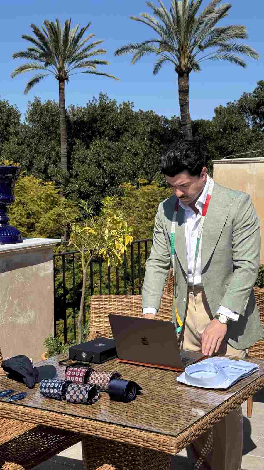 El sastre Carlos Vilariño trabajando 