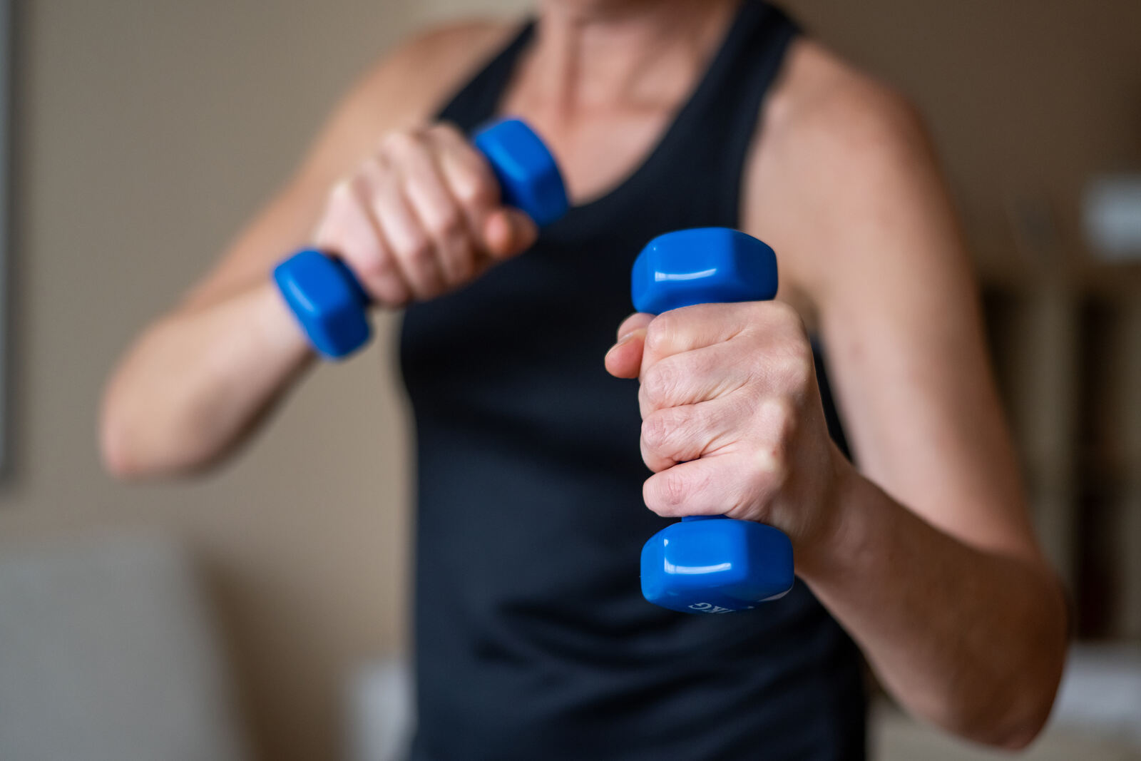 Mujer con mancuernas