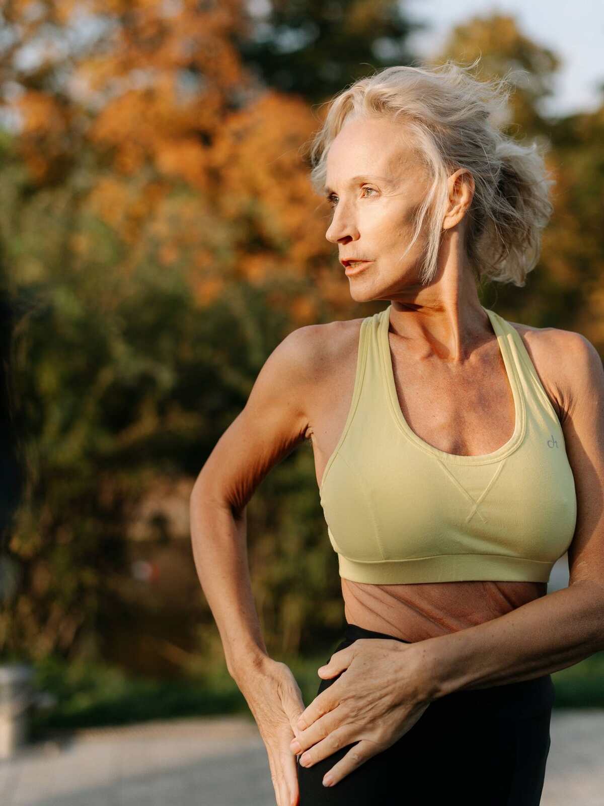 Mujer paseando por el campo
