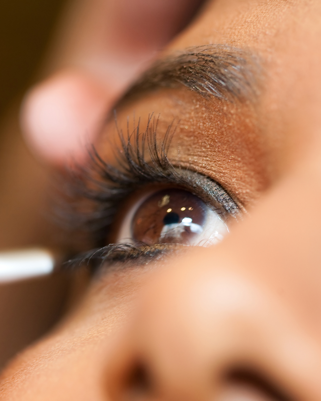 maquillar ojos marrones