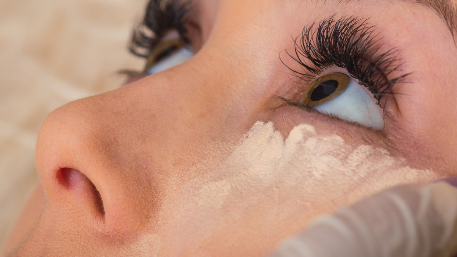 Estás aplicando mal el corrector de ojeras (y no lo sabías): errores a evitar y un truco infalible