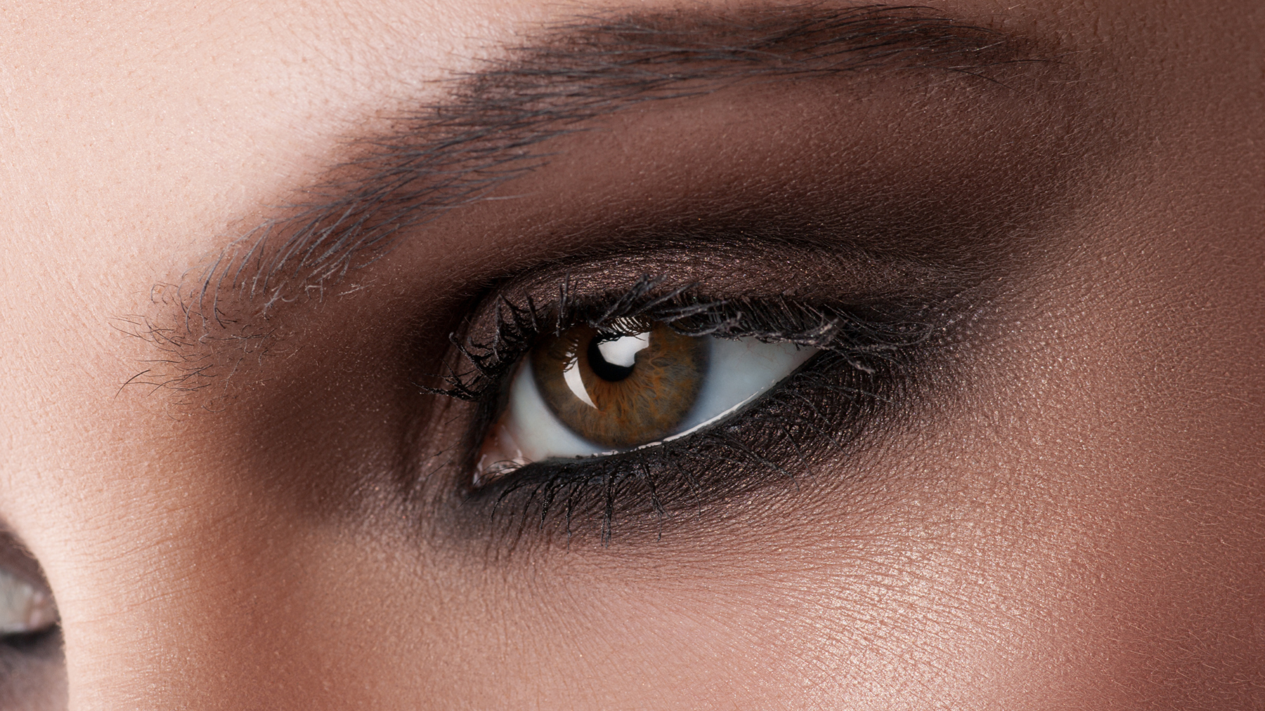 Guía completa (y paso a paso) para maquillar ojos marrones: qué sí y qué no favorece a tu mirada
