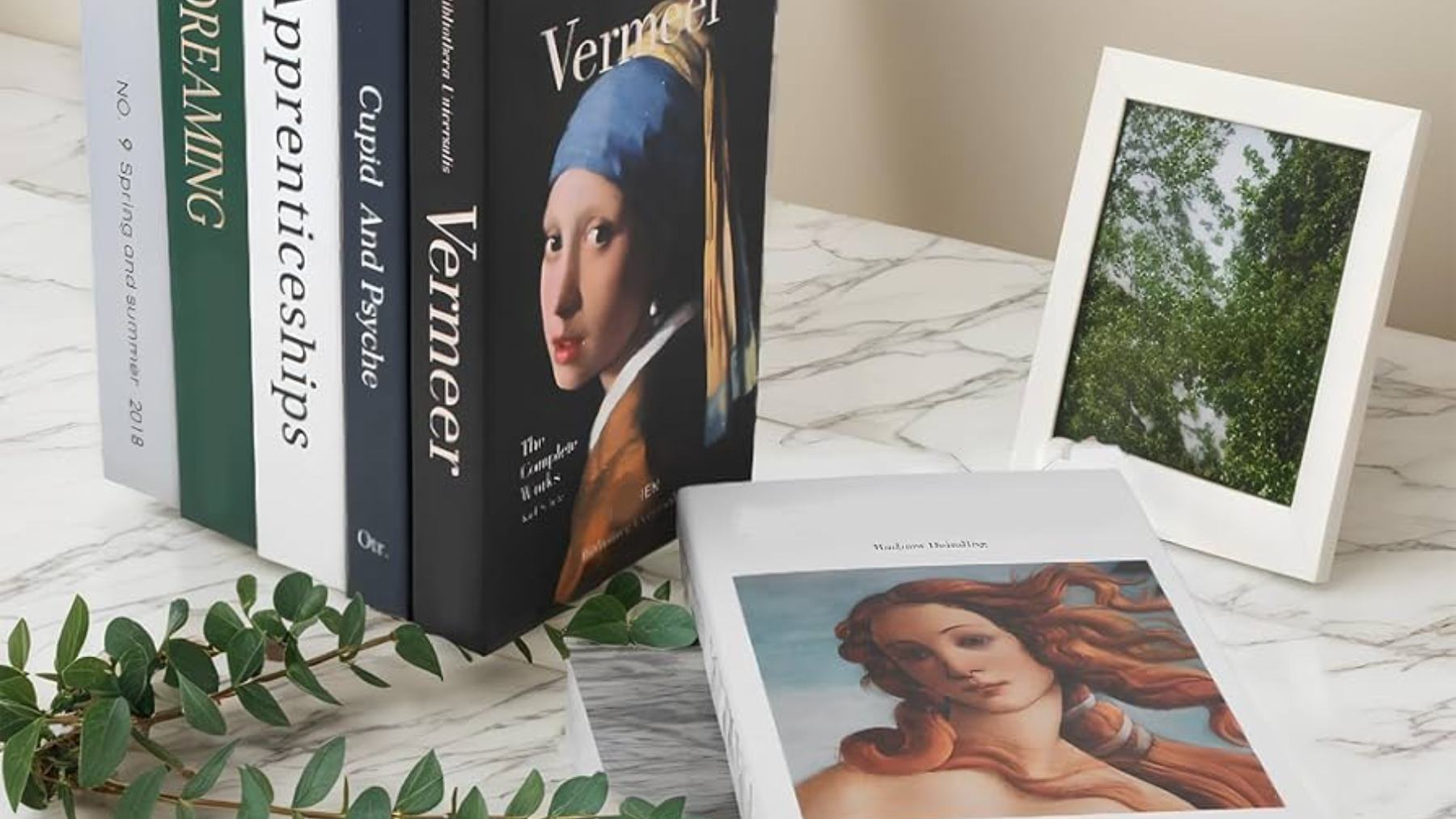 títulos de moda apilados