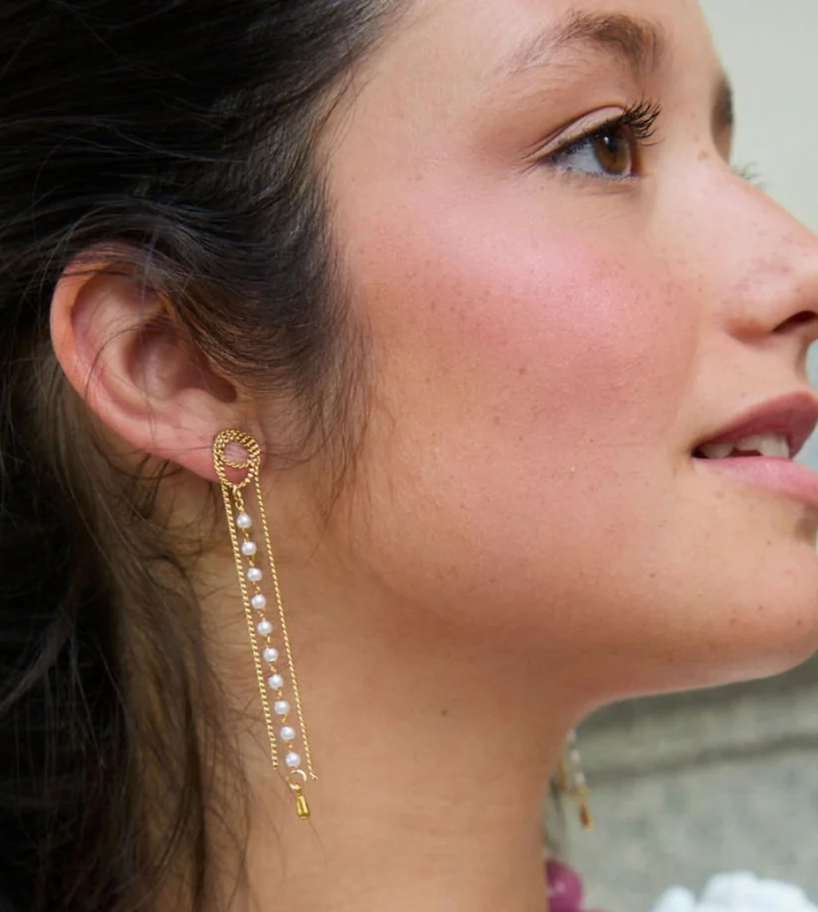 La Reina Letizia ama los pendientes largos de esta marca española: elevan cualquier look de primavera