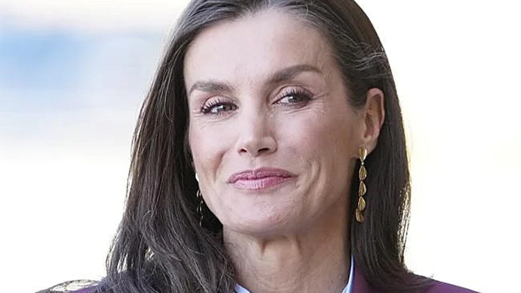 La Reina Letizia ama los pendientes largos de esta marca española: elevan cualquier look de primavera