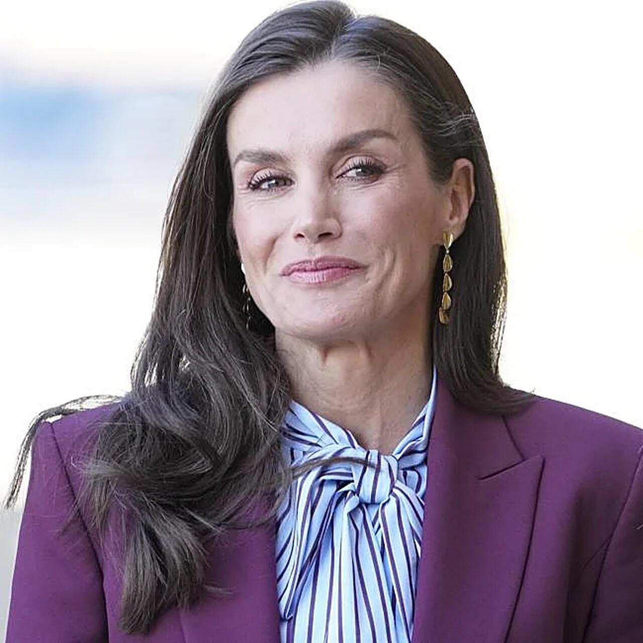 La Reina Letizia ama los pendientes largos de esta marca española: elevan cualquier look de primavera