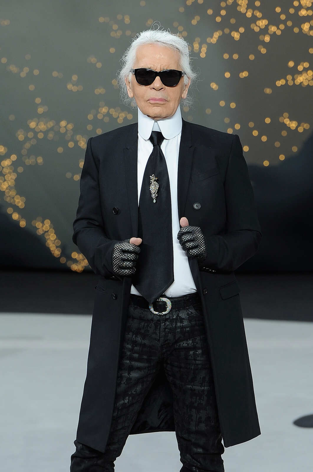 Karl Lagerfeld posando