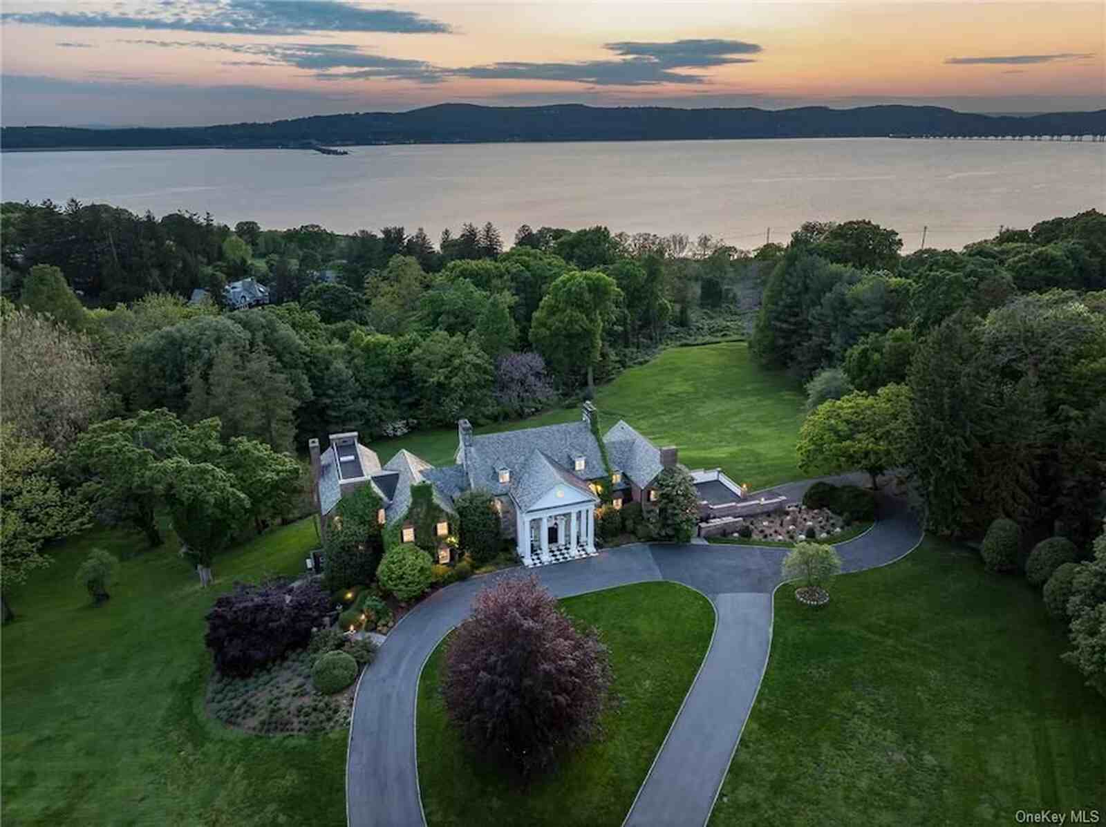 Mansión de Catherine Zeta-Jonez y Michael Douglas por fuera