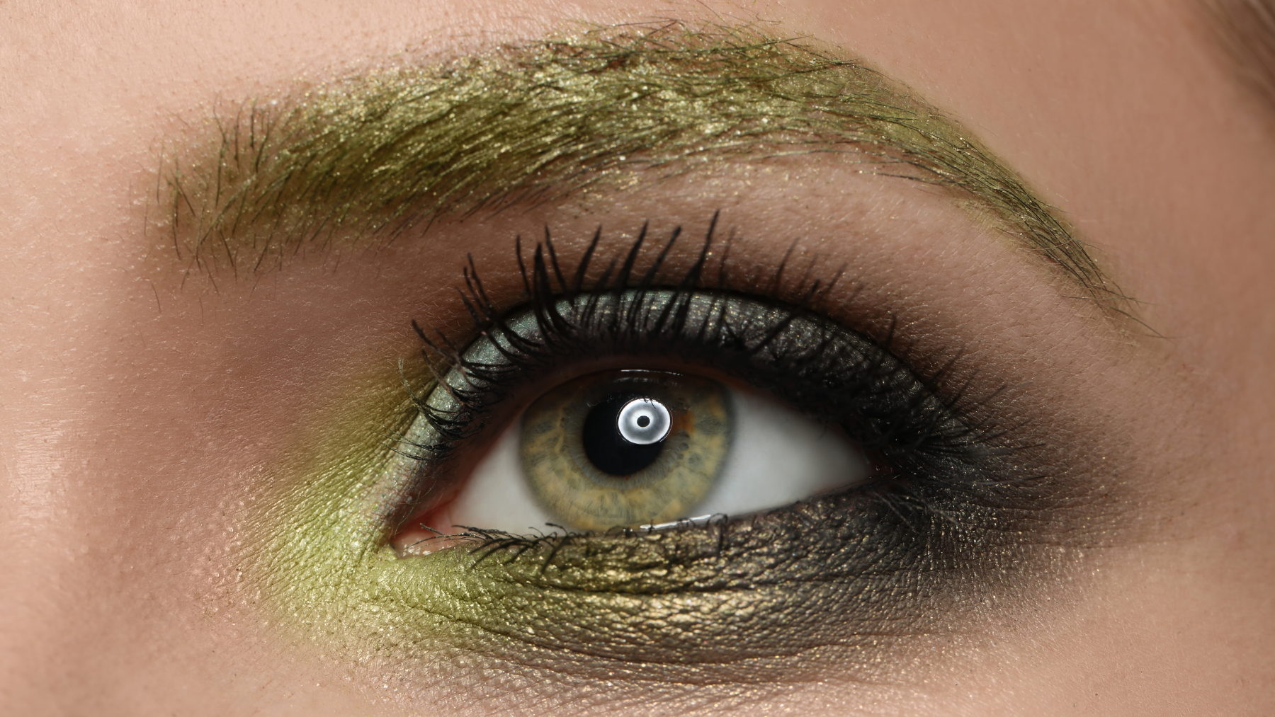 Guía completa (y paso a paso) para maquillar los ojos verdes: qué sí y qué no favorece a tu mirada
