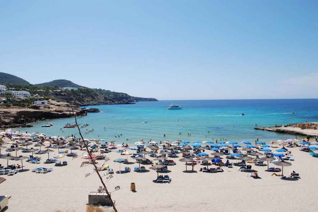 El pueblo que inspiró a Serrat para escribir ‘Mediterráneo’: un puerto pesquero de casas blancas