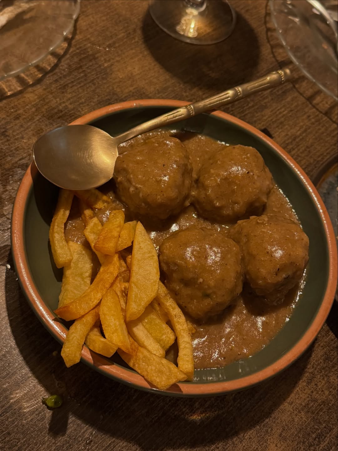 La taberna en el barrio de La Latina que conquista a Belén Cuesta: “Está tan bueno que no sabemos qué elegir”