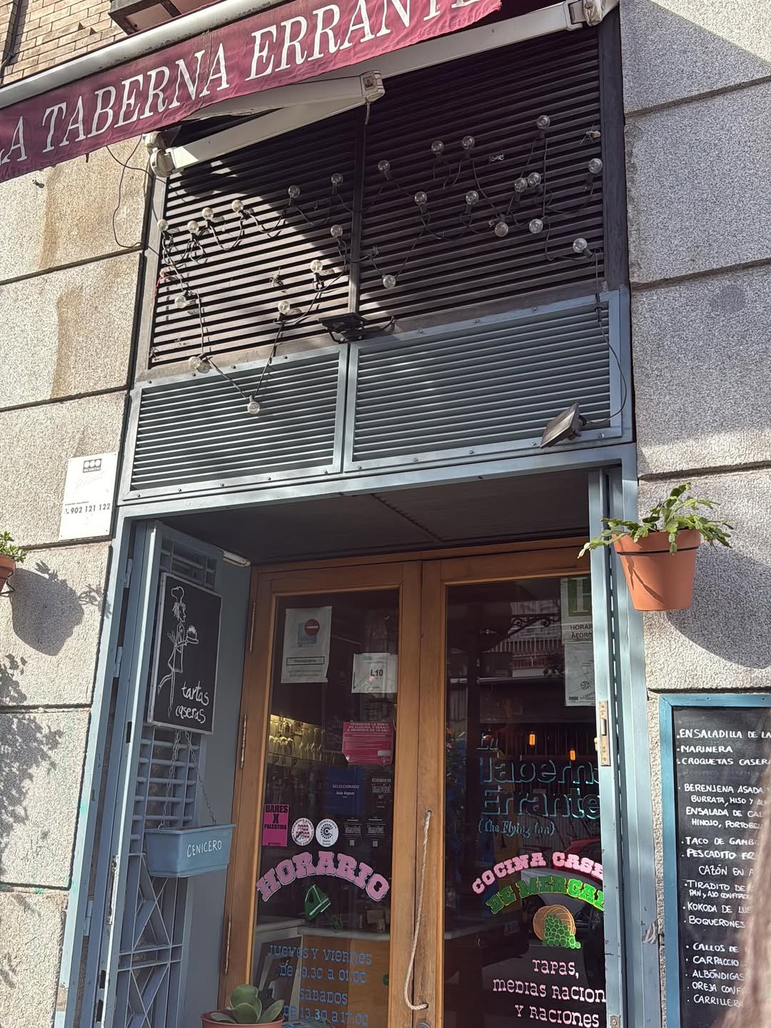 La taberna en el barrio de La Latina que conquista a Belén Cuesta: “Está tan bueno que no sabemos qué elegir”